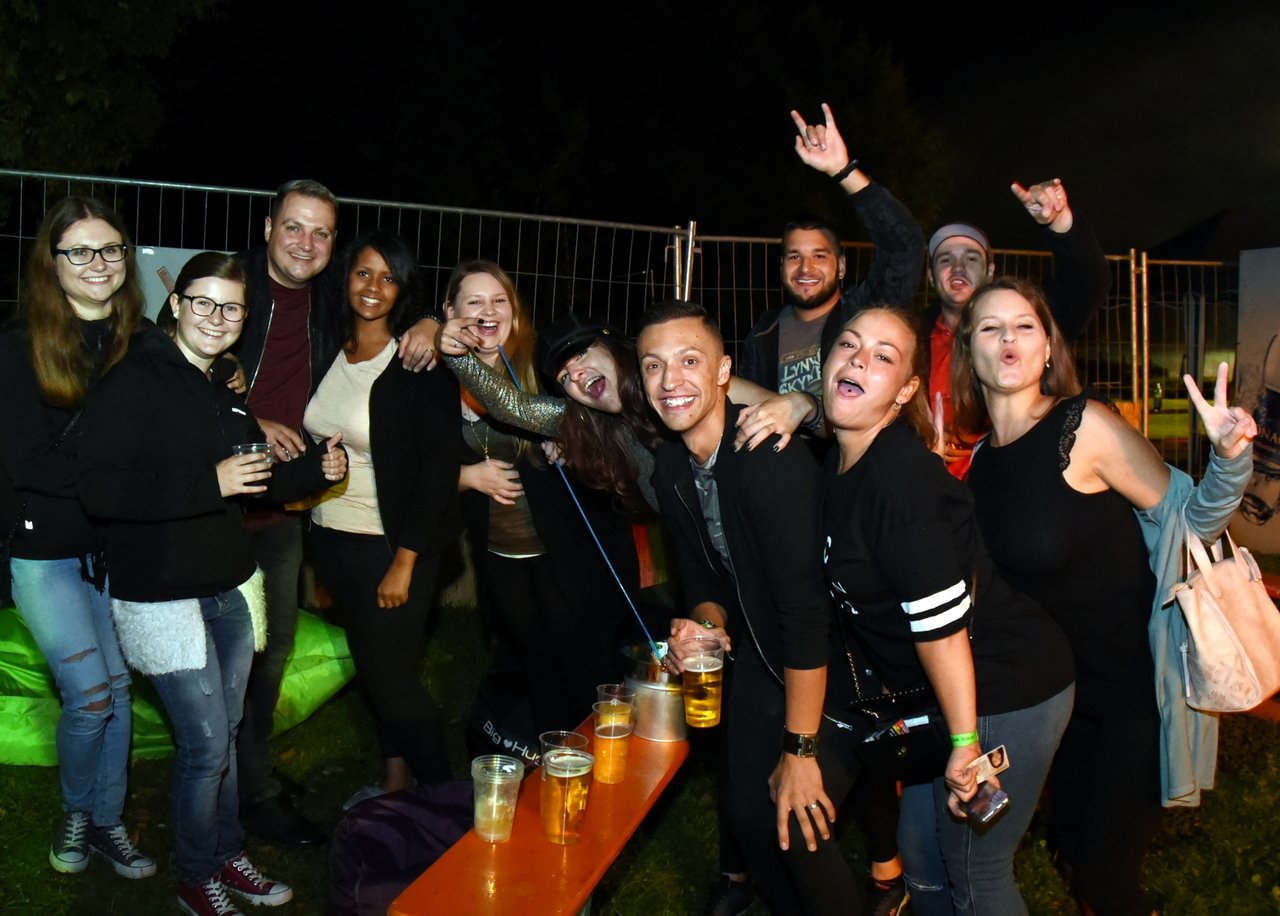 Beachparty mit Pulli und Daunenjacke