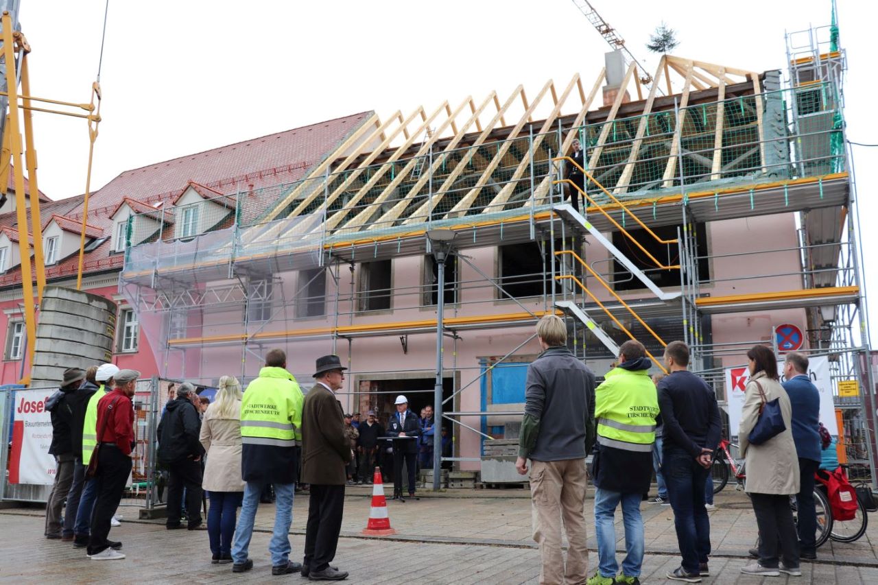 Richtbaum steht: Neues Rathaus in Tirschenreuth wächst
