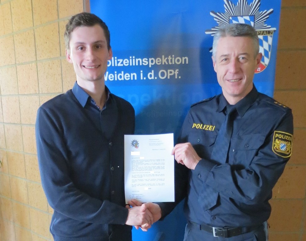 Polizei belohnt Tobias S. für Zivilcourage