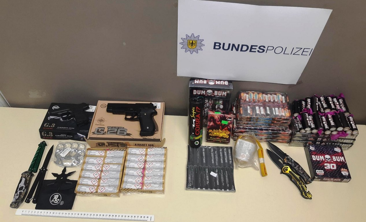 Sohn „schmuggelt“ Böller und Waffen – Vater haftet