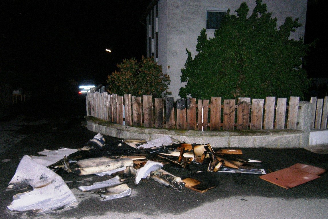Vandalen und Diebe in Windischeschenbach: Kaputtes Fenster, brennender Sperrmüll
