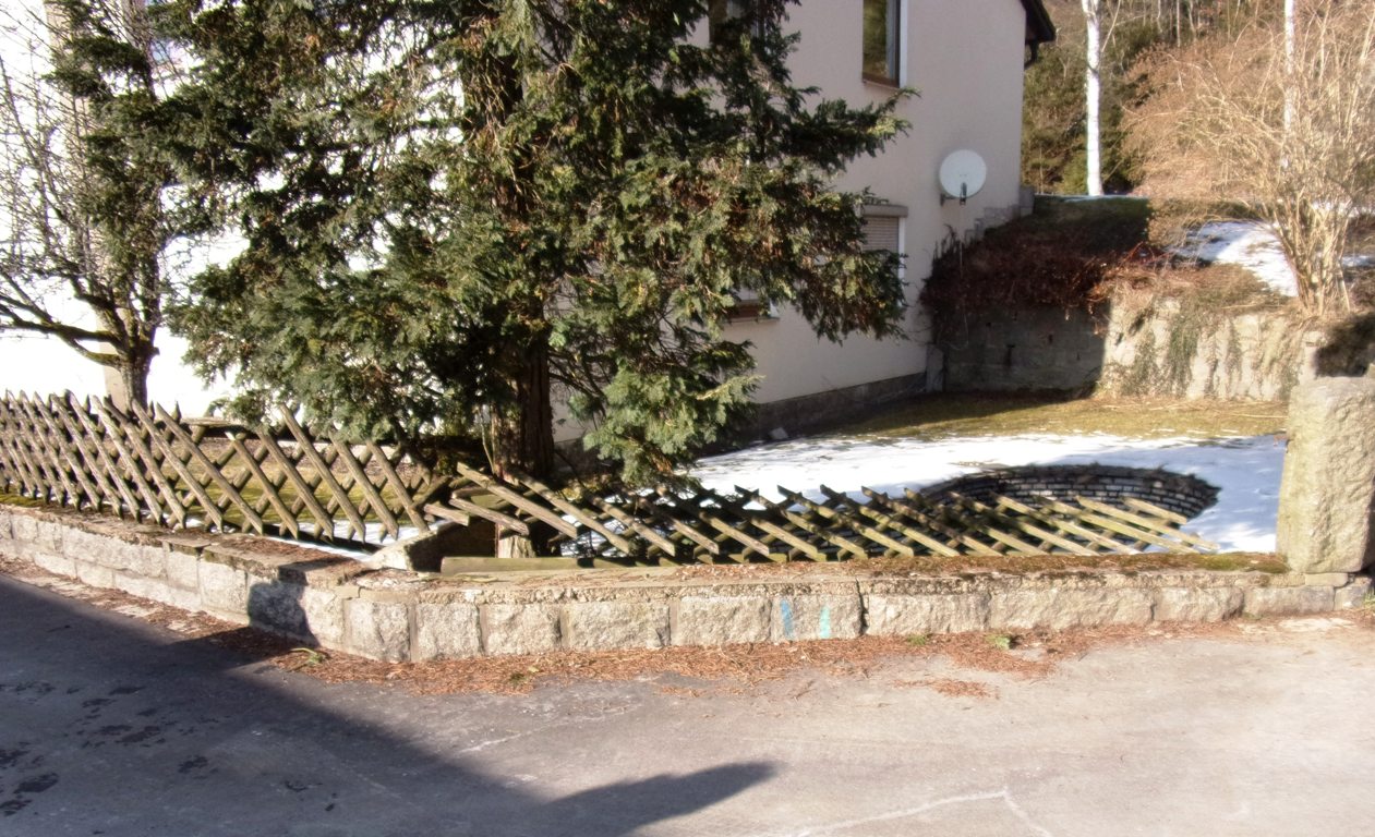 Polizei sucht Autofahrer: Gartenzaun umgefahren