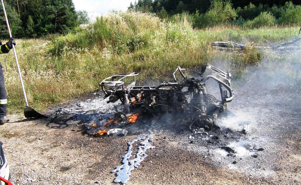 Nagelneues Quad brennt vollständig aus – Feuerwehr verhindert Waldbrand