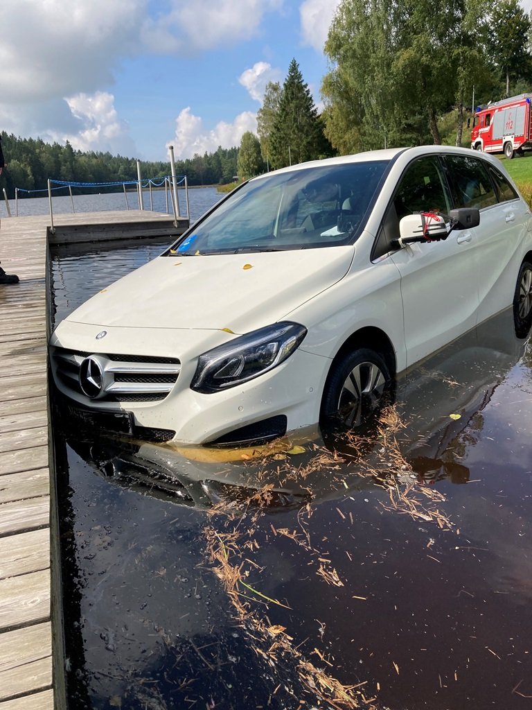 Fahrfehler: Auto endet im Gaisweiher