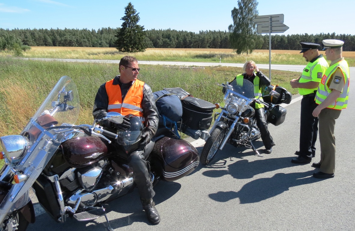 Gemeinsame Verkehrskontrolle von tschechischer und bayrischer Polizei