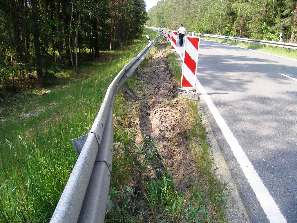 Unfallflucht: 90 Meter Leitplanke beschädigt