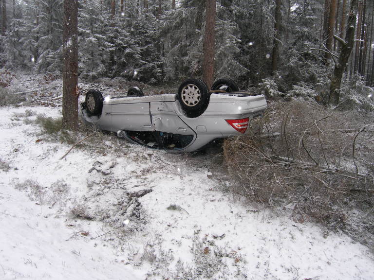 Vier Unfälle wegen Schneeglätte: Zwei Schwerverletzte und 16.000 Euro Schaden