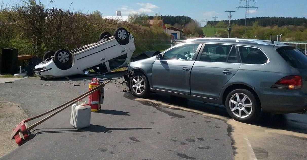 Unfall mit zwei Verletzten: Auto landet auf dem Dach