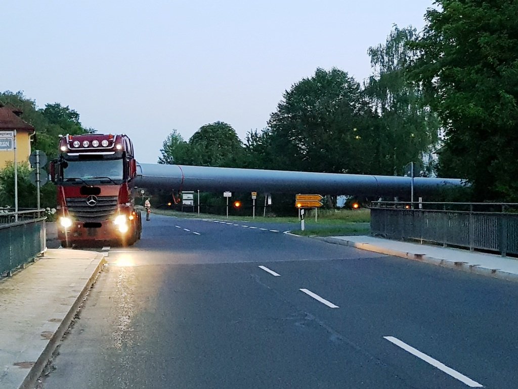 Schwertransport bekommt Polizeibegleitung
