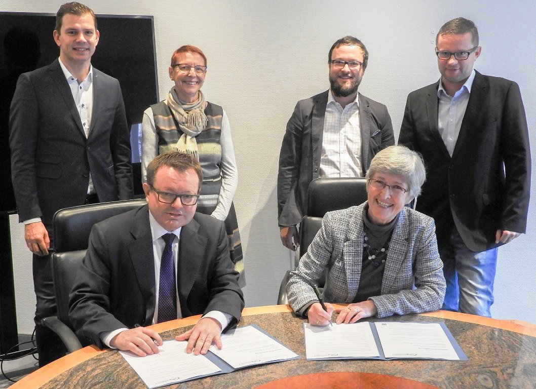 ÜBZO und Kepler-Gymnasium unterschreiben Kooperationsvertrag