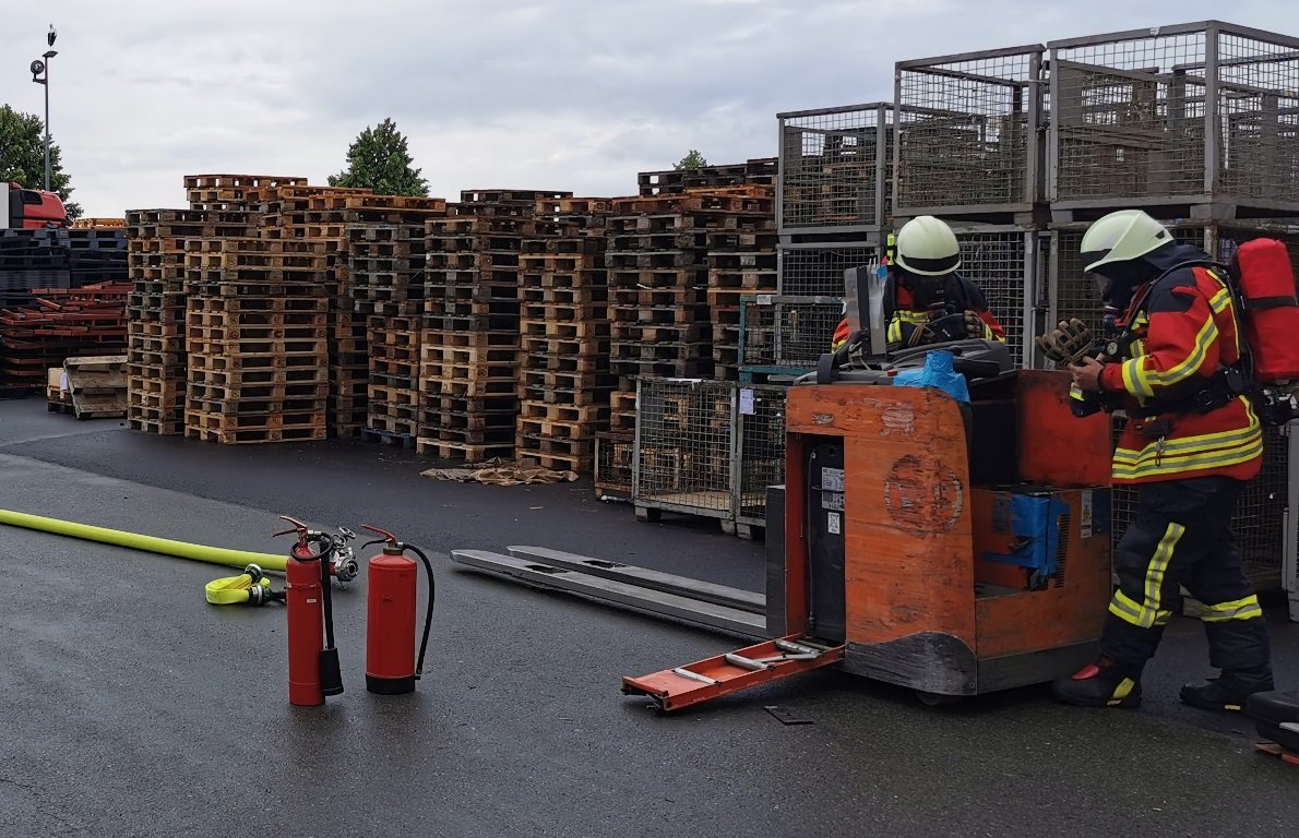 Stapler brennt: Mitarbeiter und Feuerwehr verhindern Schlimmstes 