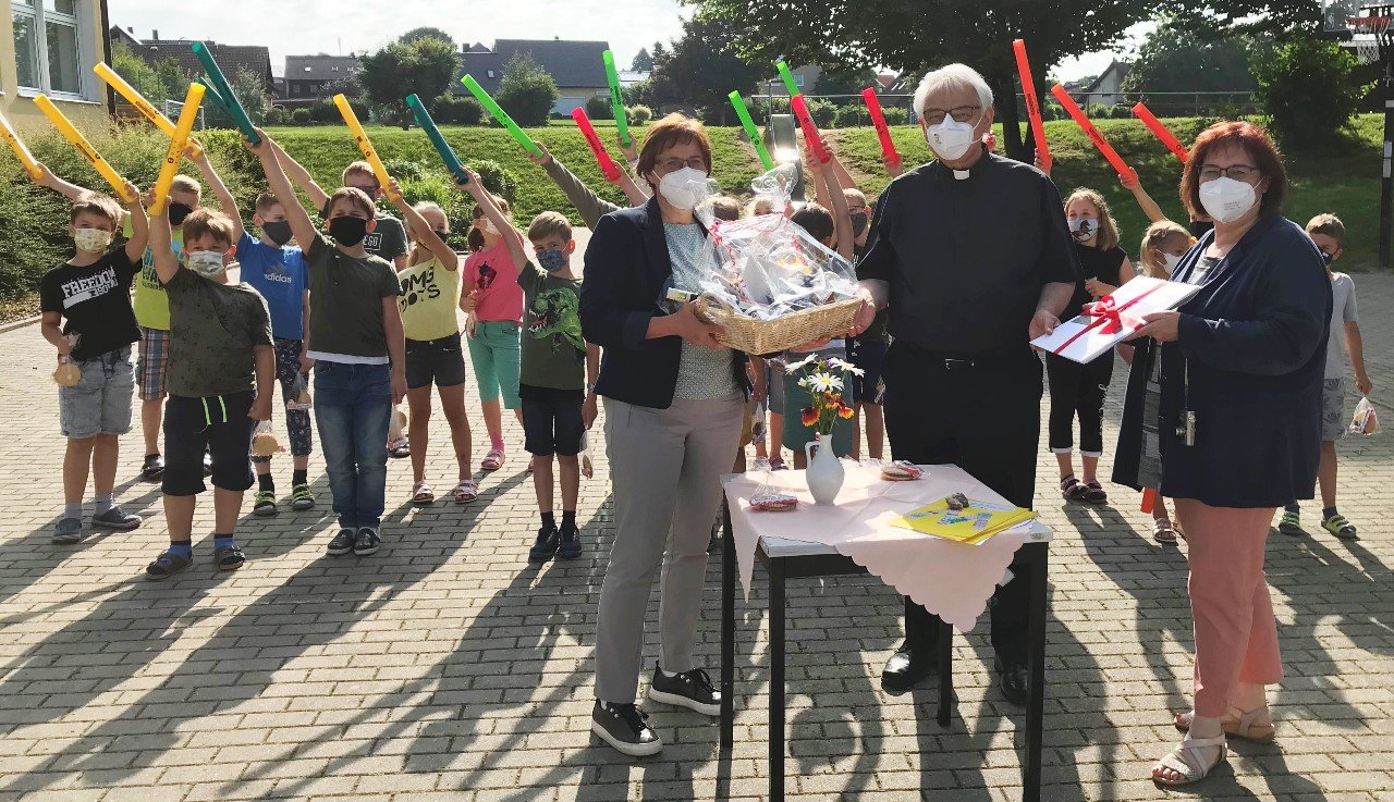 Grundschüler bereiten Pfarrer Manfred Wundlechner emotionalen Abschied