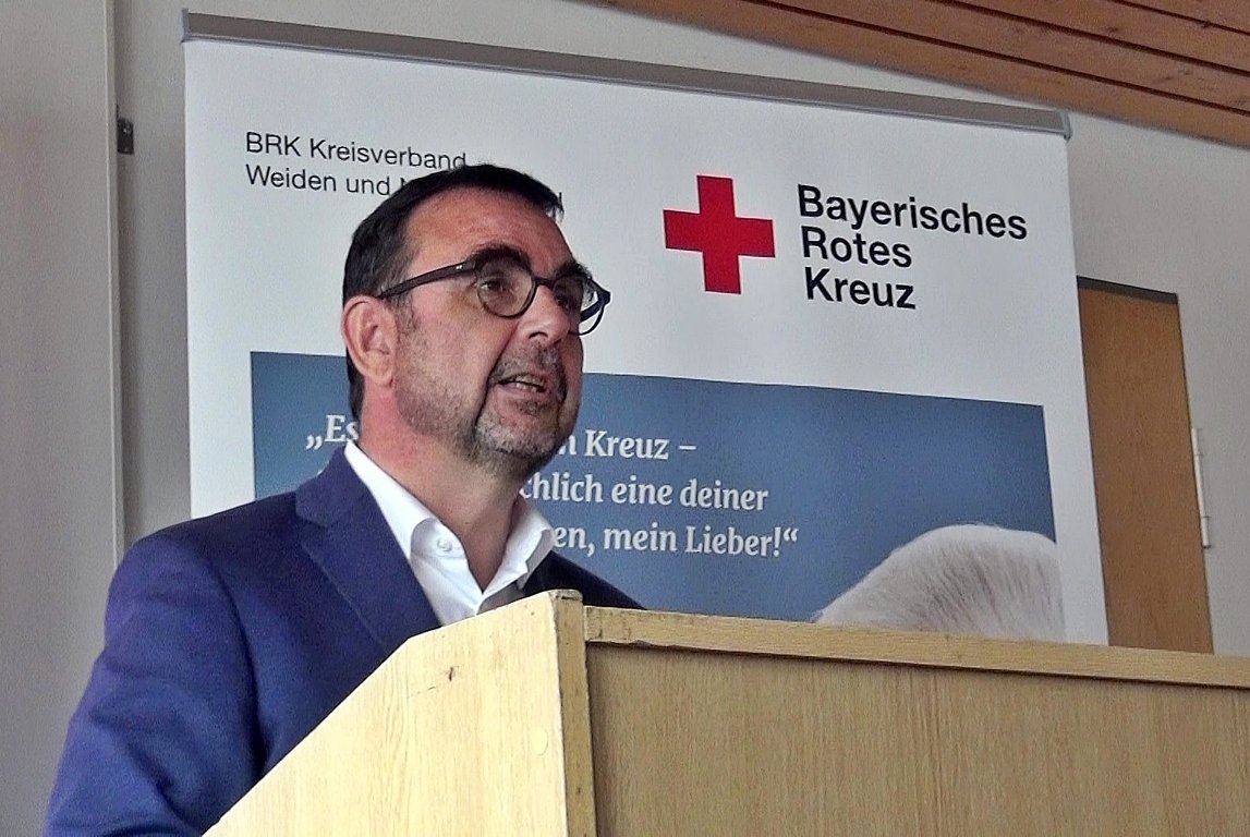 Bayerns Gesundheitsminister wirbt für Impfung – ein Besuch im Weidener Impfzentrum