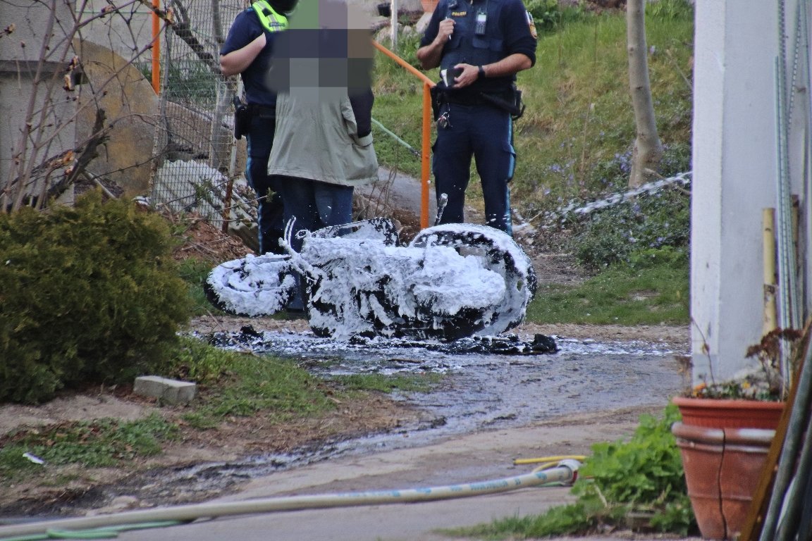 Knall nach Fahrt – dann fängt eine Vespa Feuer