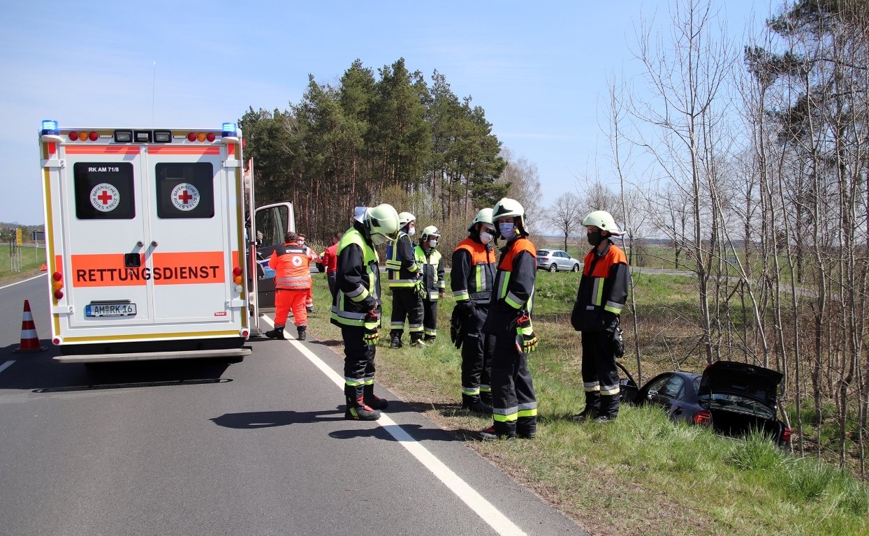 Ausweichmanöver: Auto auf B299 landet im Graben