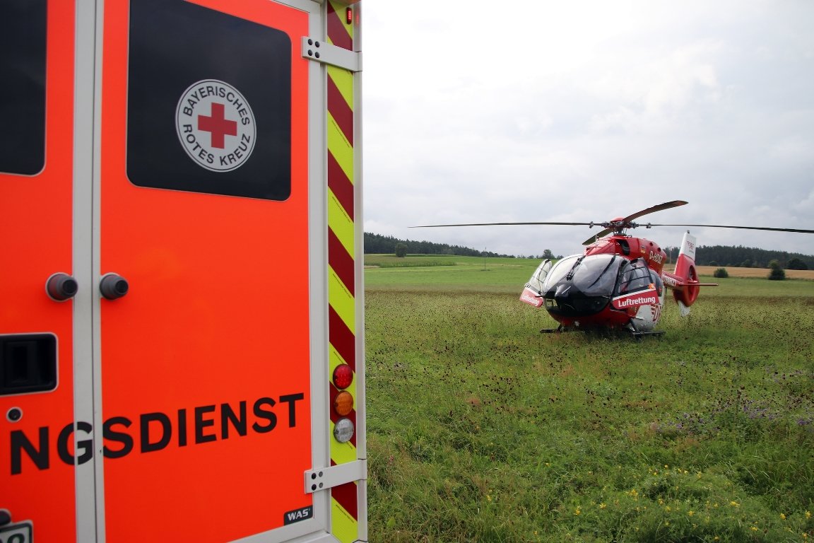 Rettungseinsatz bei Mantel: Autofahrer driftet von Straße ab