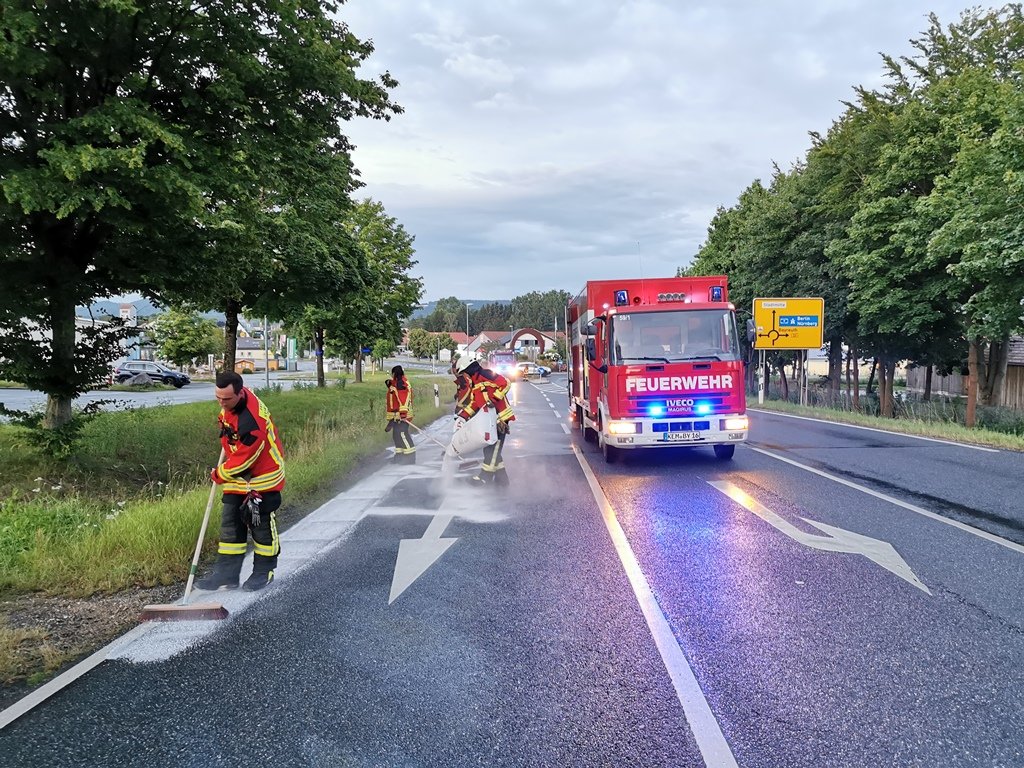 Motorschaden sorgt für rutschige Straße
