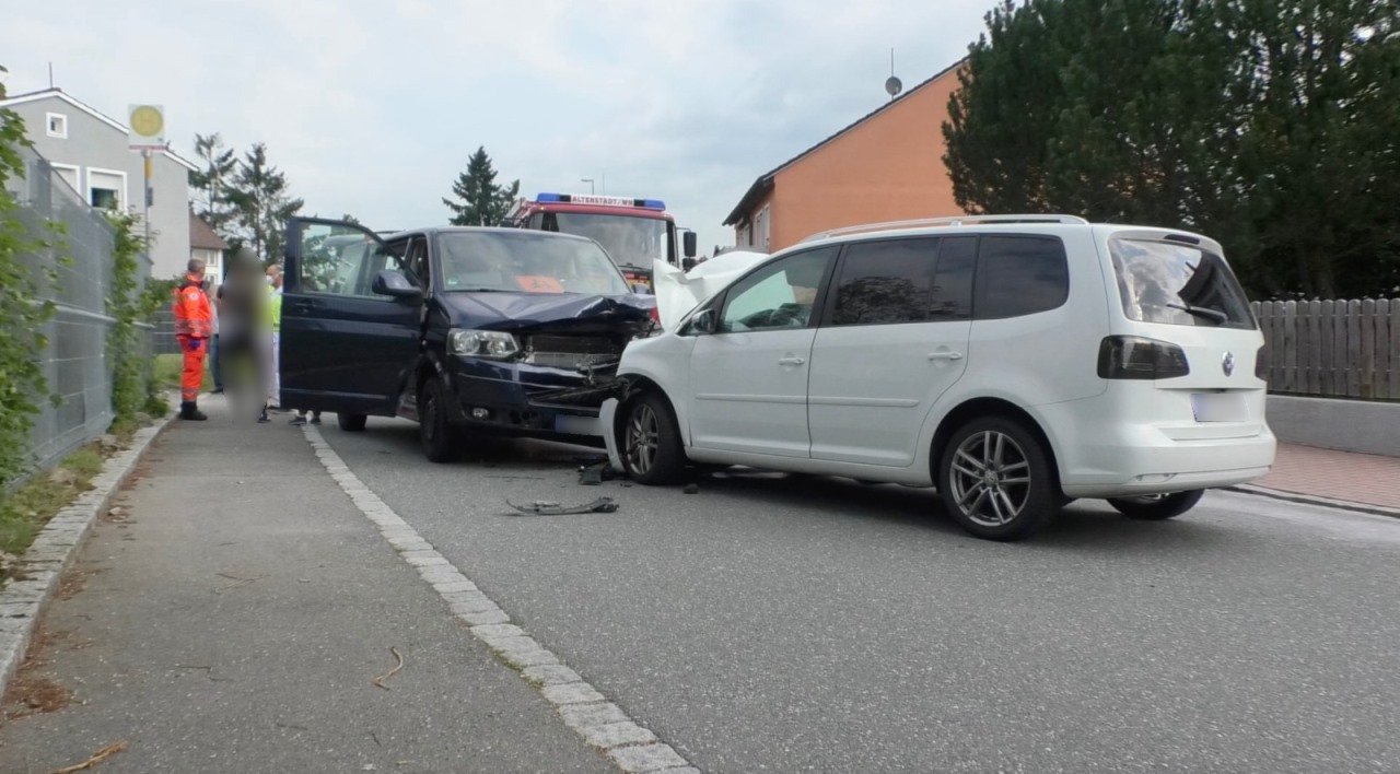 Frontal in Kleinbus: Sechs Verletzte – davon vier Kinder