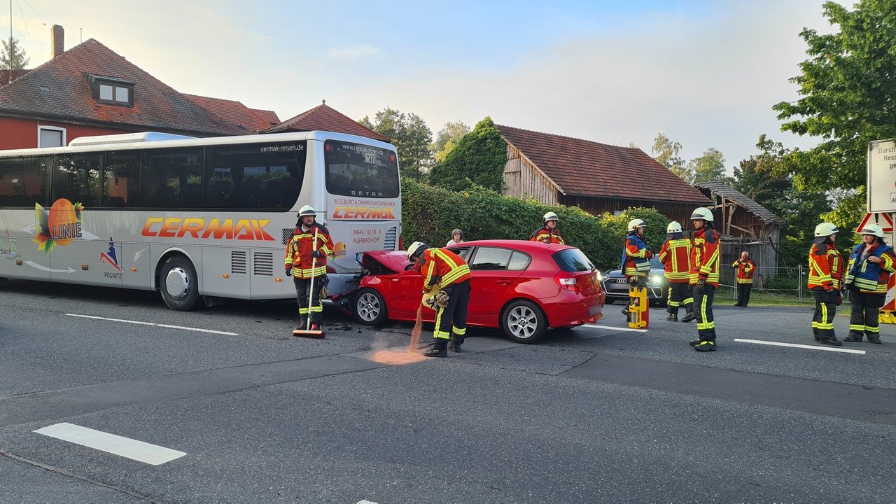 [Update] B22 gesperrt – Auto kollidiert mit Bus