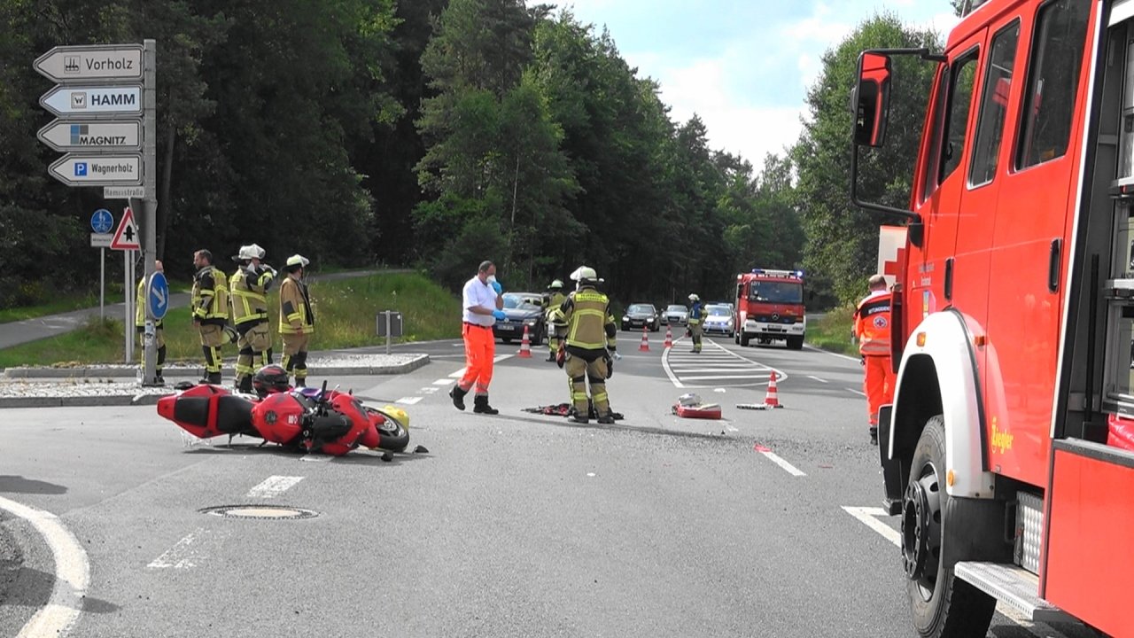 Motorradfahrer (50) stirbt nach Unfall auf B15