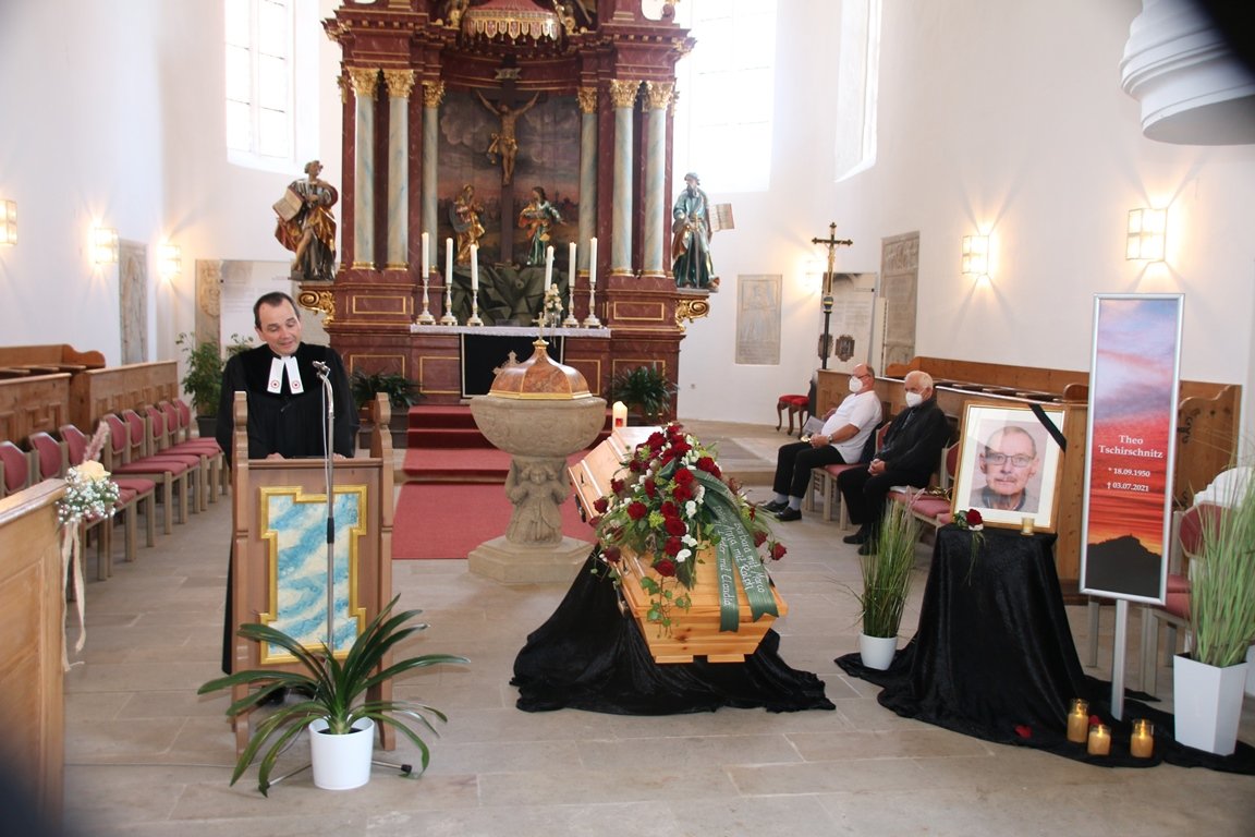 Letzter Abschied von Theo Tschirschnitz: Unvergessen bleibt Liebe zu Fahrzeugen und Familie