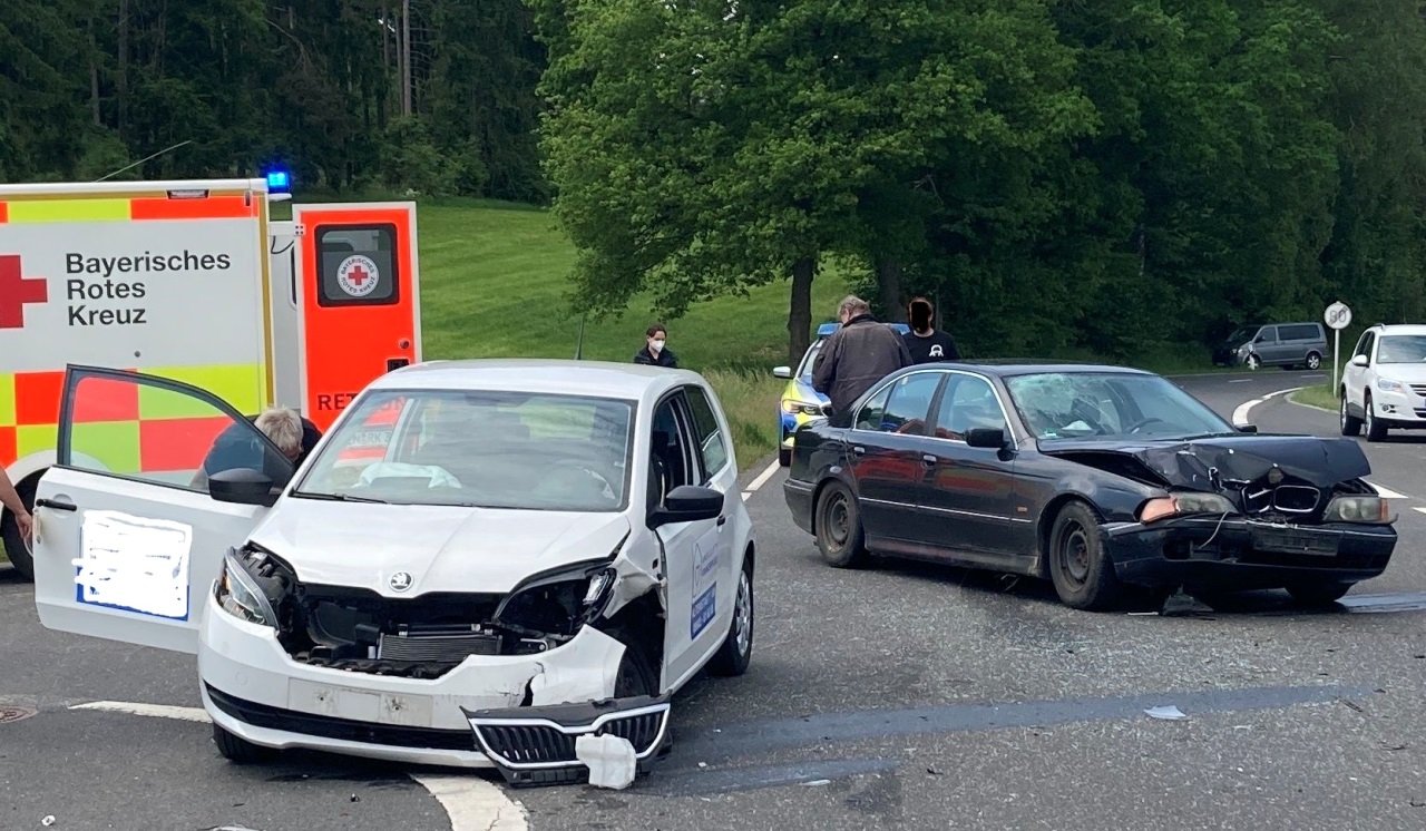 Totalschäden nach Unfall bei Theisseil