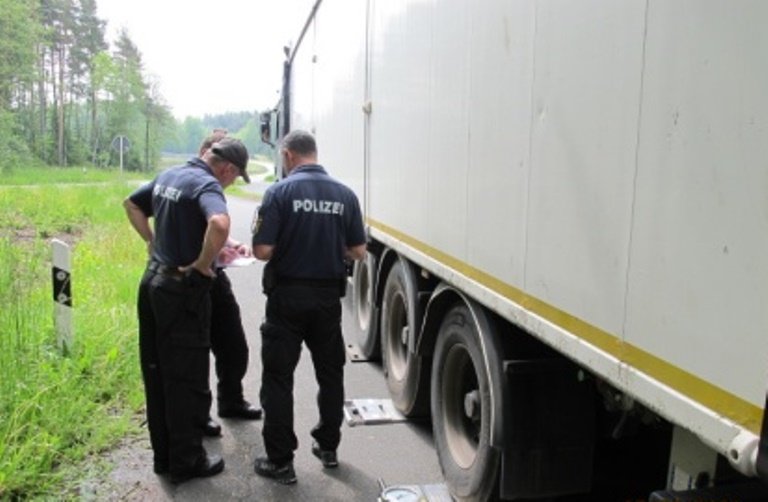 Lastwagen rast über die B22