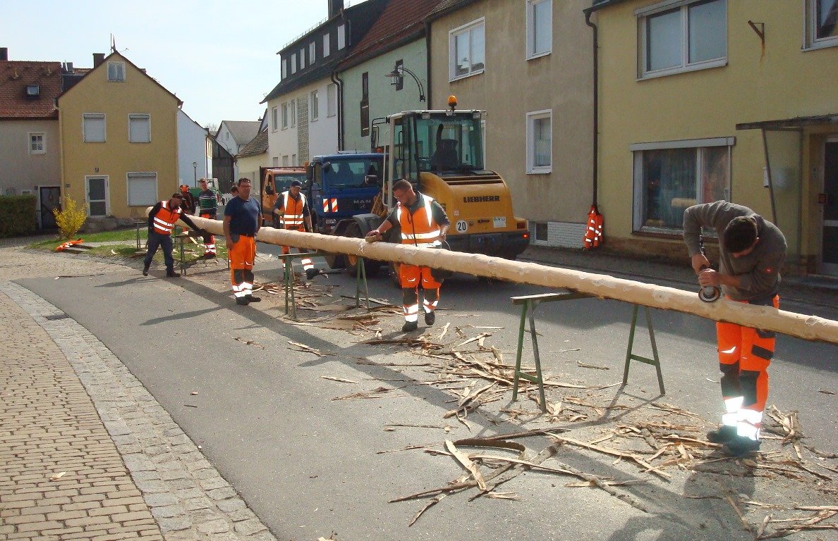 Bauhof-Mitarbeiter wahren Maibaum-Brauch