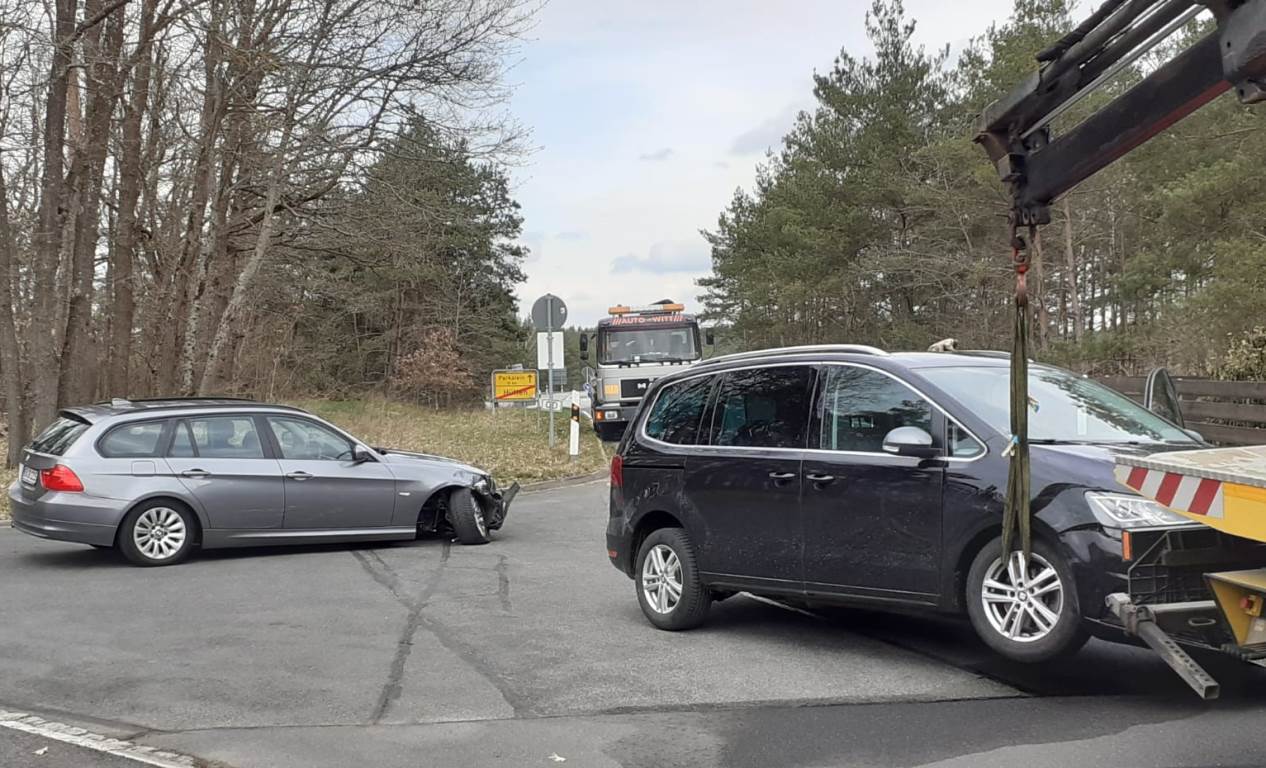Viel Blechschaden nach Unfall in Hütten