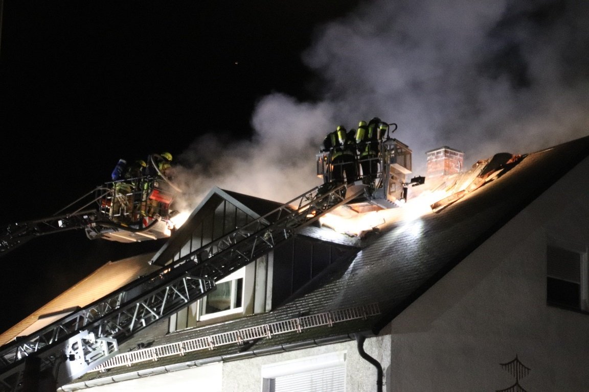 Blitz schlägt ein – Dach und Wohnung zerstört