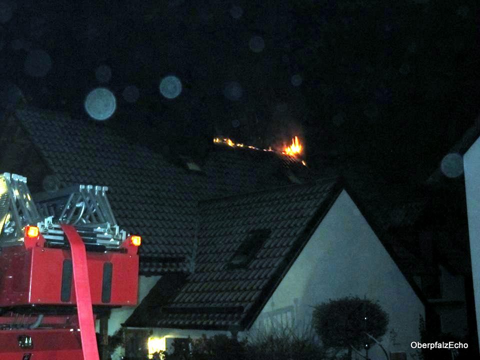 Silvesterrakete: Dachstuhl steht in Flammen