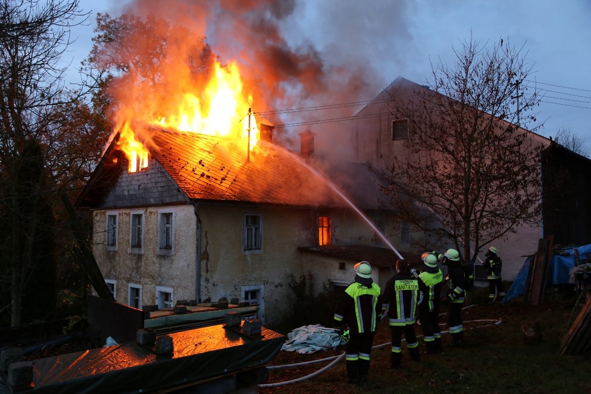 [Update] Meterhohe Flammen – Hofbesitzer (79) schwer verletzt