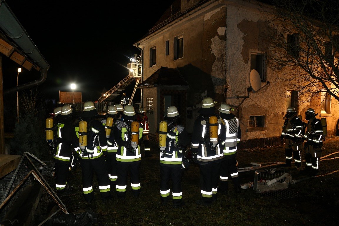 Feuer in Mehrfamilienhaus – zwei Verletzte