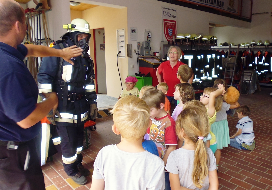 Brände vermeiden: Feuerwehr im Kindergarten