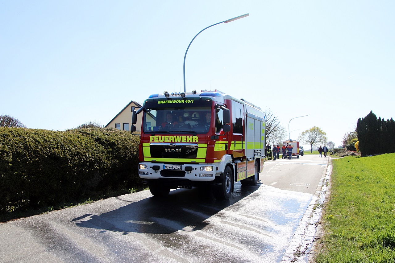 Hecke fängt Feuer – Feuerwehrmann schlägt Alarm