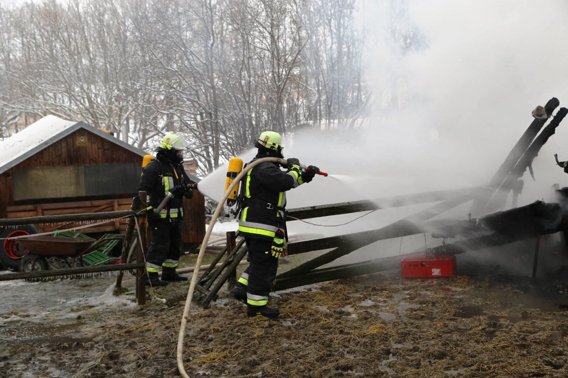 Pferdestall brennt: Schwieriger Einsatz für Feuerwehr