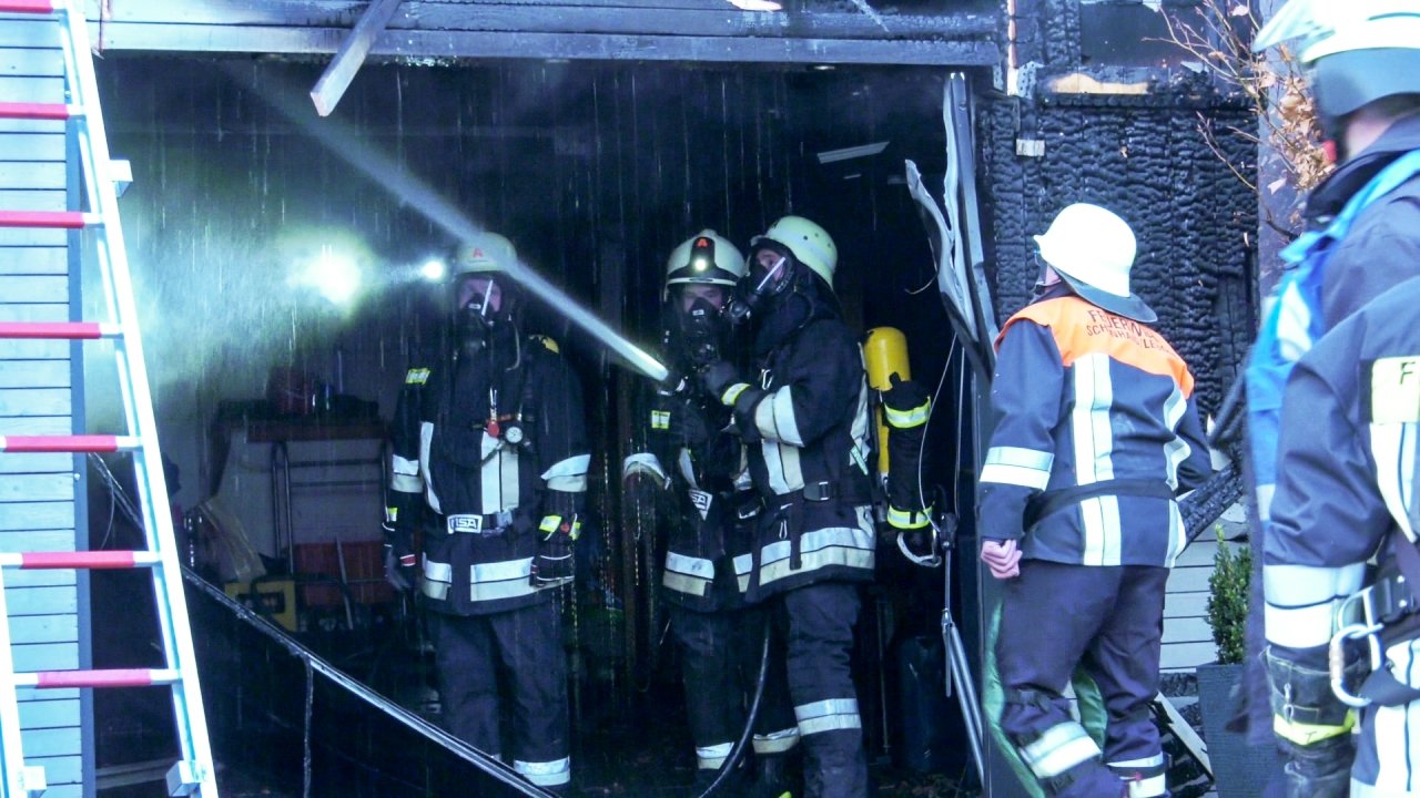 Garage fängt Feuer: Frau verletzt sich bei Löschversuch