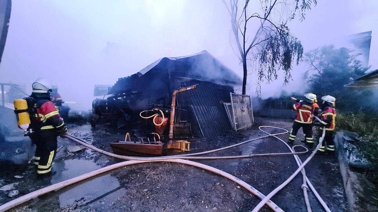 Lagerhalle bei Brand völlig zerstört