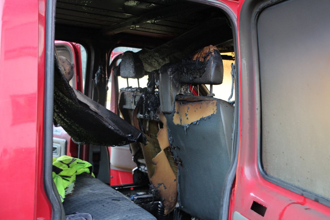 Brennender Kleintransporter – Zwei Männer lebensgefährlich verletzt