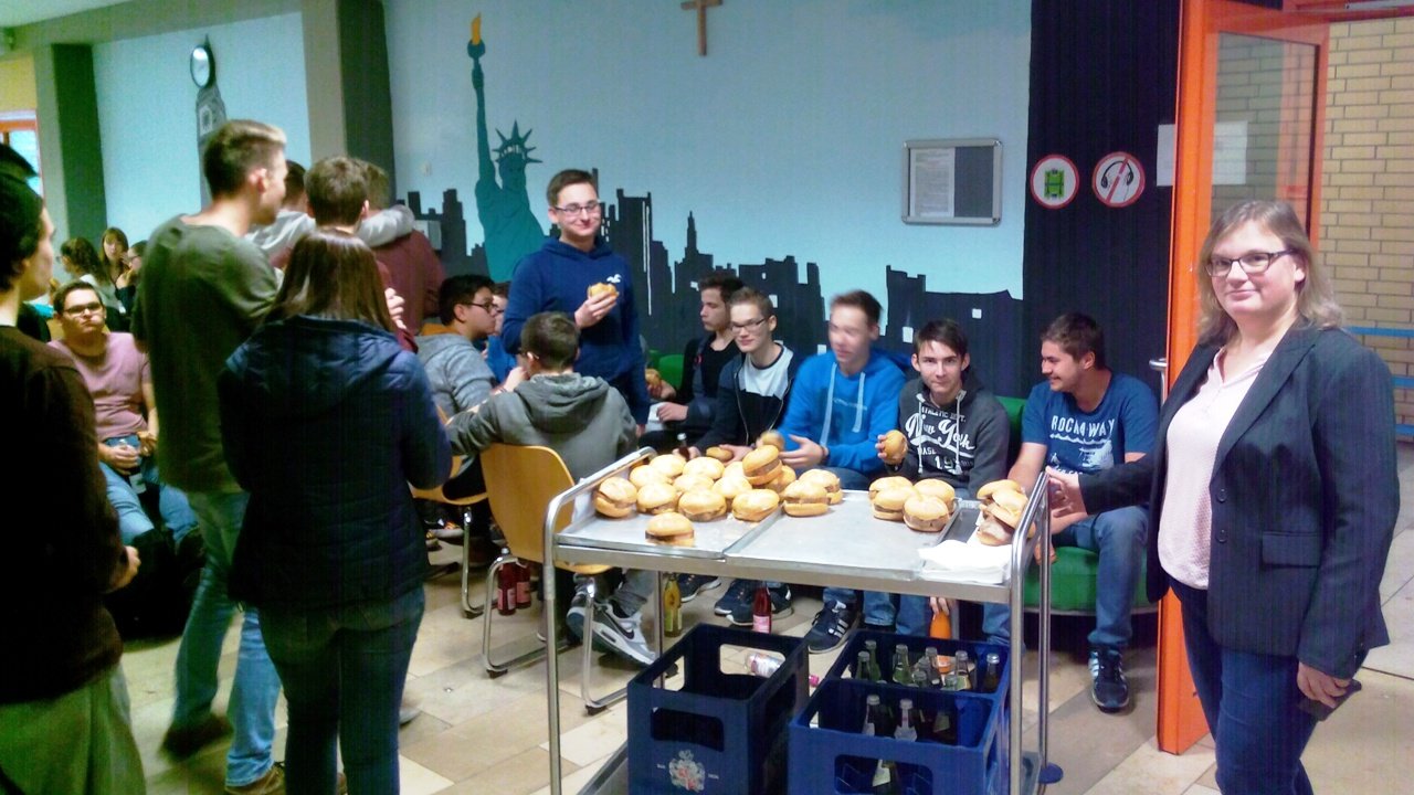 Brotzeit für Umzugshelfer im Gymnasium: Umräumen in den Faschingsferien