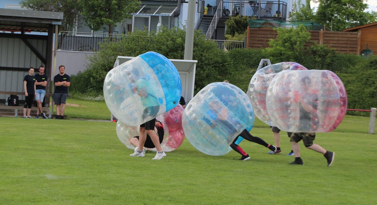 Von der Sporthose in die Lederhose: Bubble Ball-Turnier und Weißbierfest