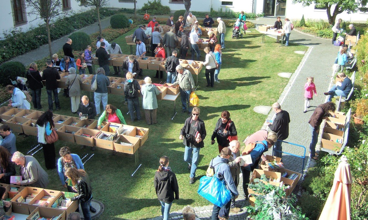 Großer Bücherflohmarkt im Innenhof der Regionalbibliothek Weiden