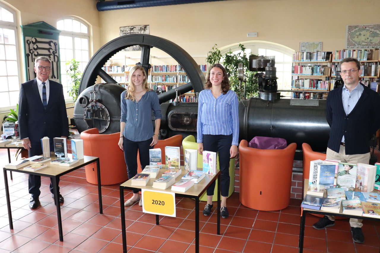 Zwei Neue mischen in Tirschenreuther Bücherei mit