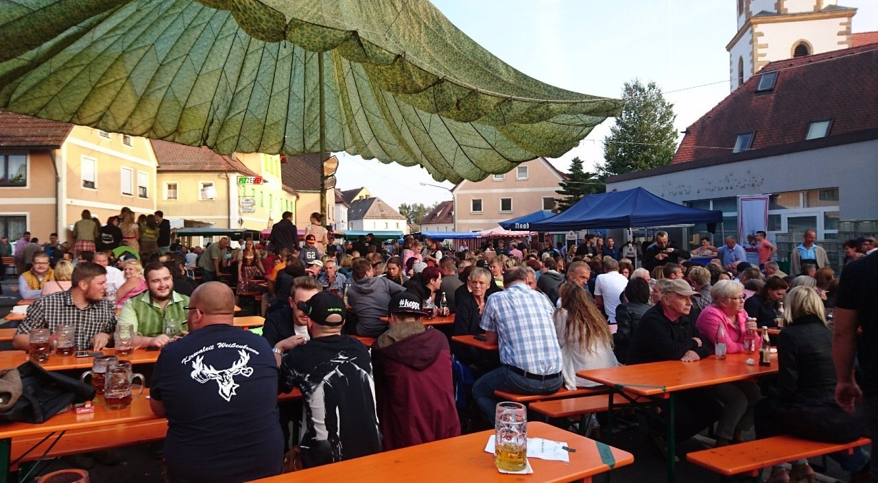 Voller Marktplatz und hungrige Gäste bei Manteler Bürgerfest