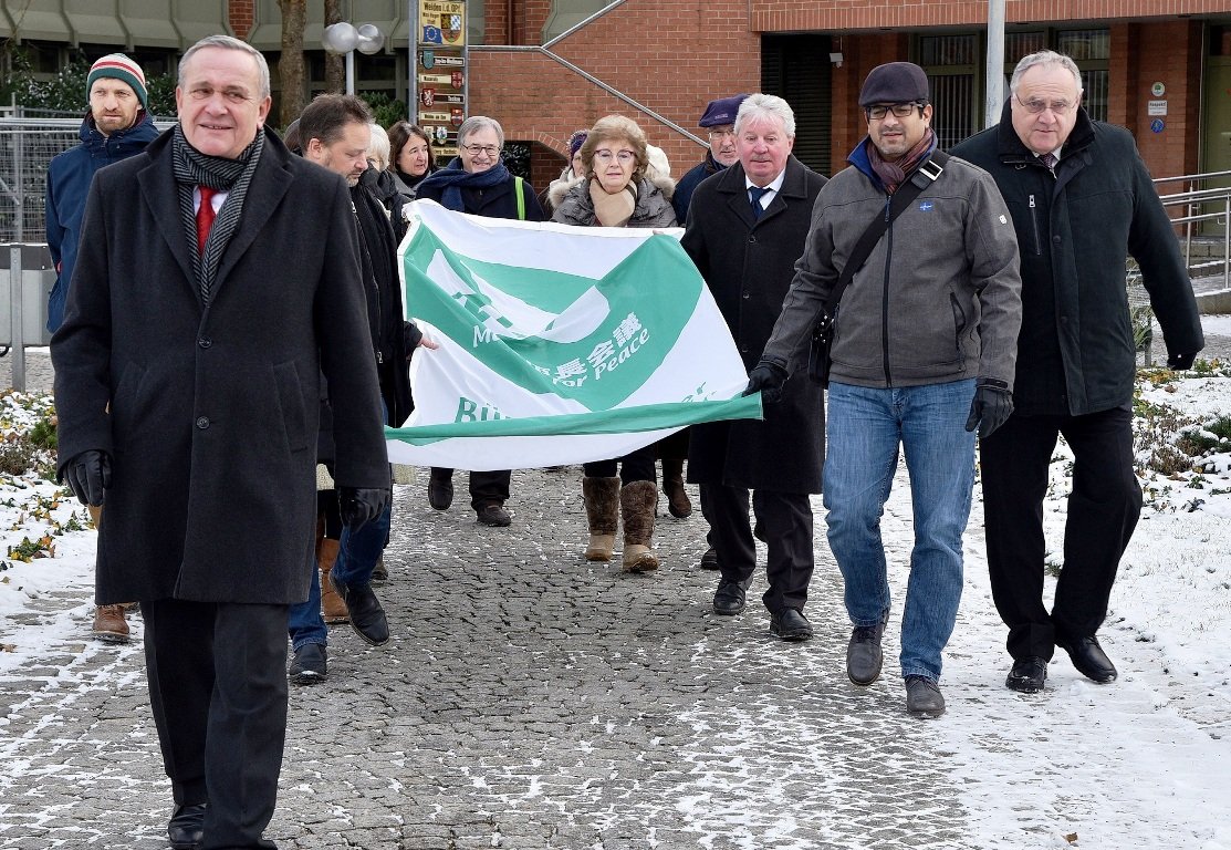 Weiden hisst Flagge für sichtbares Friedenszeichen
