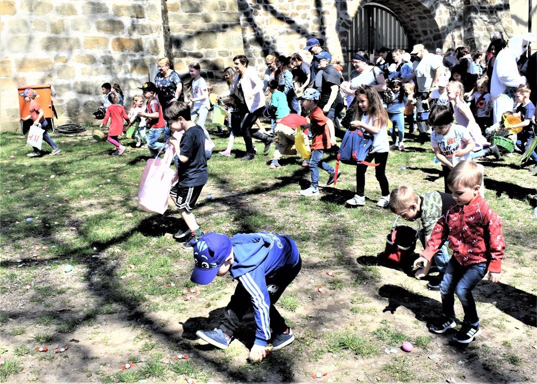 Kinder bevölkern Stadtpark