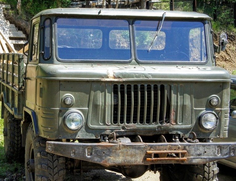 Autofahrerin kracht in Bundeswehrlaster