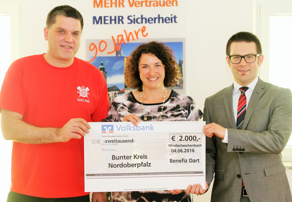 Volltreffer: „Spielkiste“ spendet dem Bunten Kreis Erlös von Dart-Turnier
