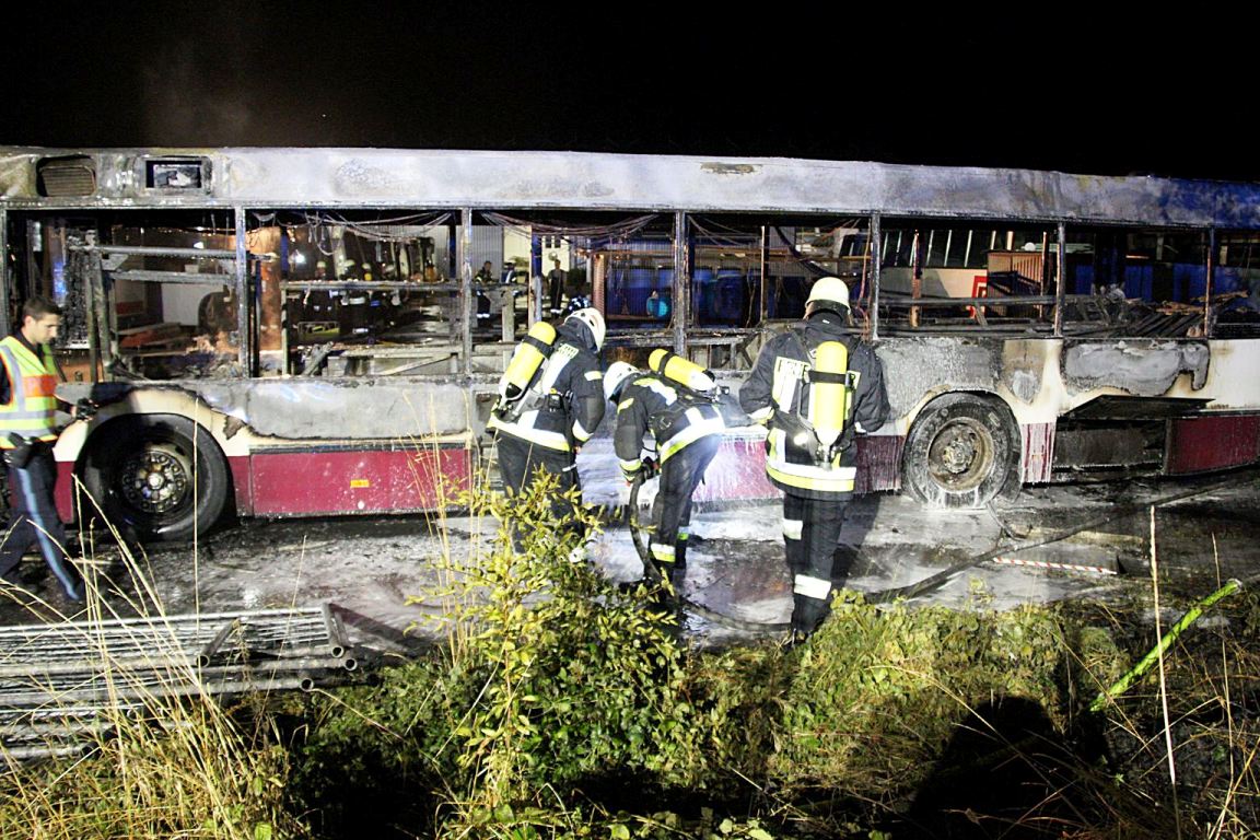 Weiterer Einsatz für Feuerwehr: Bus brennt komplett aus