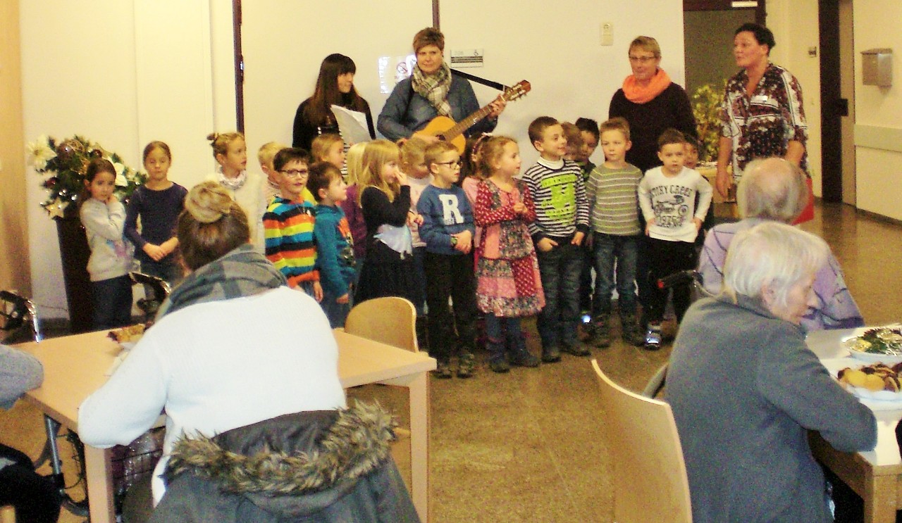 Senioren im Pflegeheim St. Laurentius feiern Nikolaus und Advent